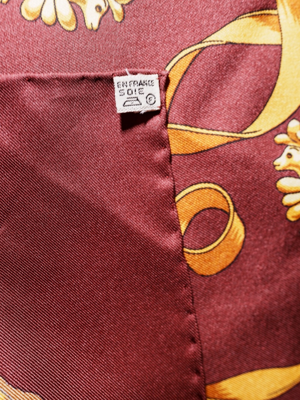 Hermès Les Cavaliers d'Or Silk Carré 90 Burgundy Gold Horsemen Motif - Picture 6 of 7